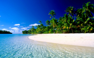 Песчаный пляж на тропическом острове