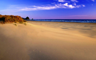 Песчаный пляж у синего моря