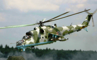 Советский боевой вертолет Ми-24 в полете