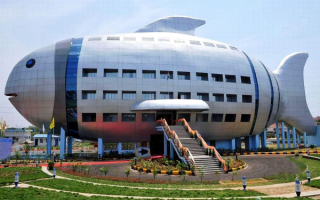 Здание в индийском Хайдарабаде  в форме рыбы