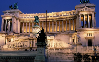 Колоннада на Венецианской площади в Риме