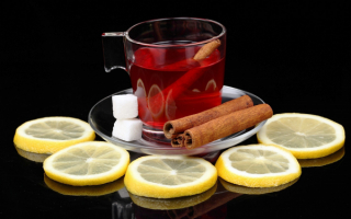 Сладкий чай с лимоном и корицей
