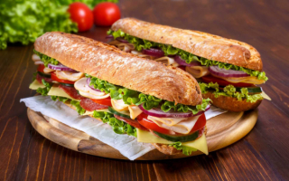 Сэндвичи с копченой колбасой и зеленью