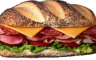 Большой сэндвич с колбасой и сыром