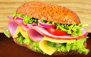 Сэндвич с ветчиной сыром и овощами