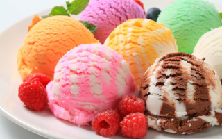 Фруктовое мороженое с ягодой
