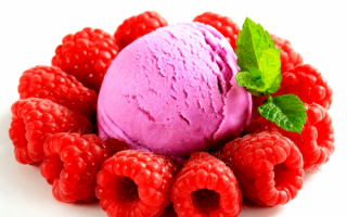 Мороженое с ягодой малиной
