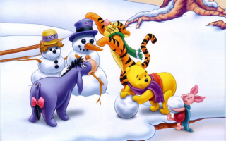Винни-Пух, Тигра и Пятачок лепят снеговика