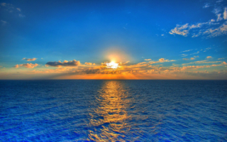 Закат на синем море
