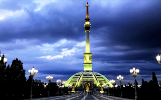 Вечер у монумента независимости в Ашхабаде