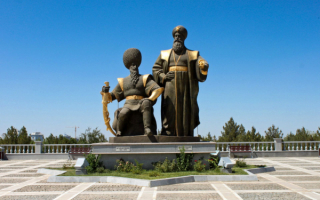 Статуи султана Алп-Арслана и Малик-шаха  в Ашхабаде