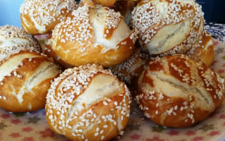 Булочки дрожжевые с кунжутом