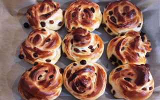 Сдобные булочки с изюмом