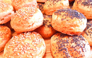 Творожные булочки с кунжутом и маком