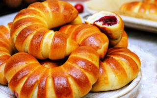Рогалики с вишневым вареньем
