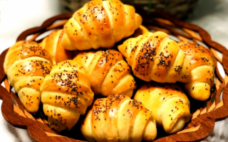 Рогалики с кунжутом