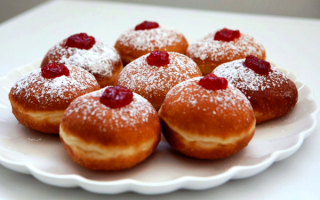 Сладкие пончики с клубничным джемом