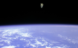 Космонавт летит к земле