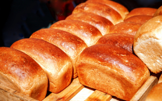 Буханки свежего хлеба