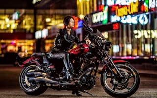 Байкерша на мотоцикле в ночном городе