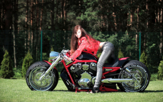 Девушка и Harley-Davidson V-Rod