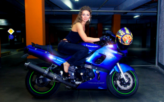 Девушка на мотоцикле Кавасаки