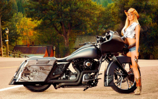 Девушка с револьвером и Harley Davidson Road Glide