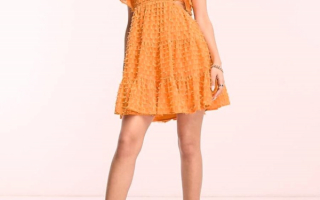 Оранжевое мини-платье с оборками и вырезом