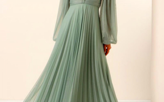 Плиссированное длинное вечернее платье из тюля с V-образным вырезом