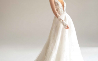 Свадебное платье с длинным рукавом V-образным вырезом и аппликацией