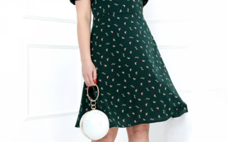Летнее зеленое платье с цветочным принтом