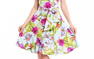 Летнее платье с расклешоной юбкой и цветочным принтом