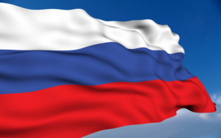 Флаг России на фоне синего неба