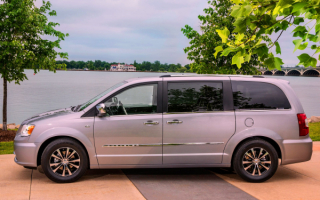 2014 Chrysler Town & Country minivan